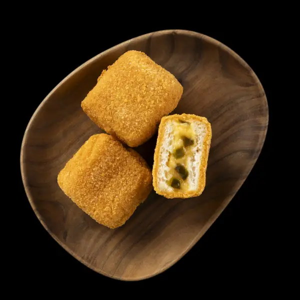 composizione jalapeno e ceddar in carrozza su piatto
